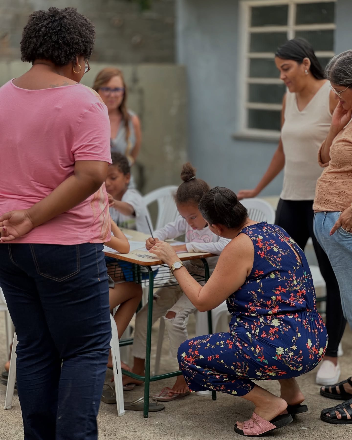 Atividade ao ar livre com crianças da comunidade