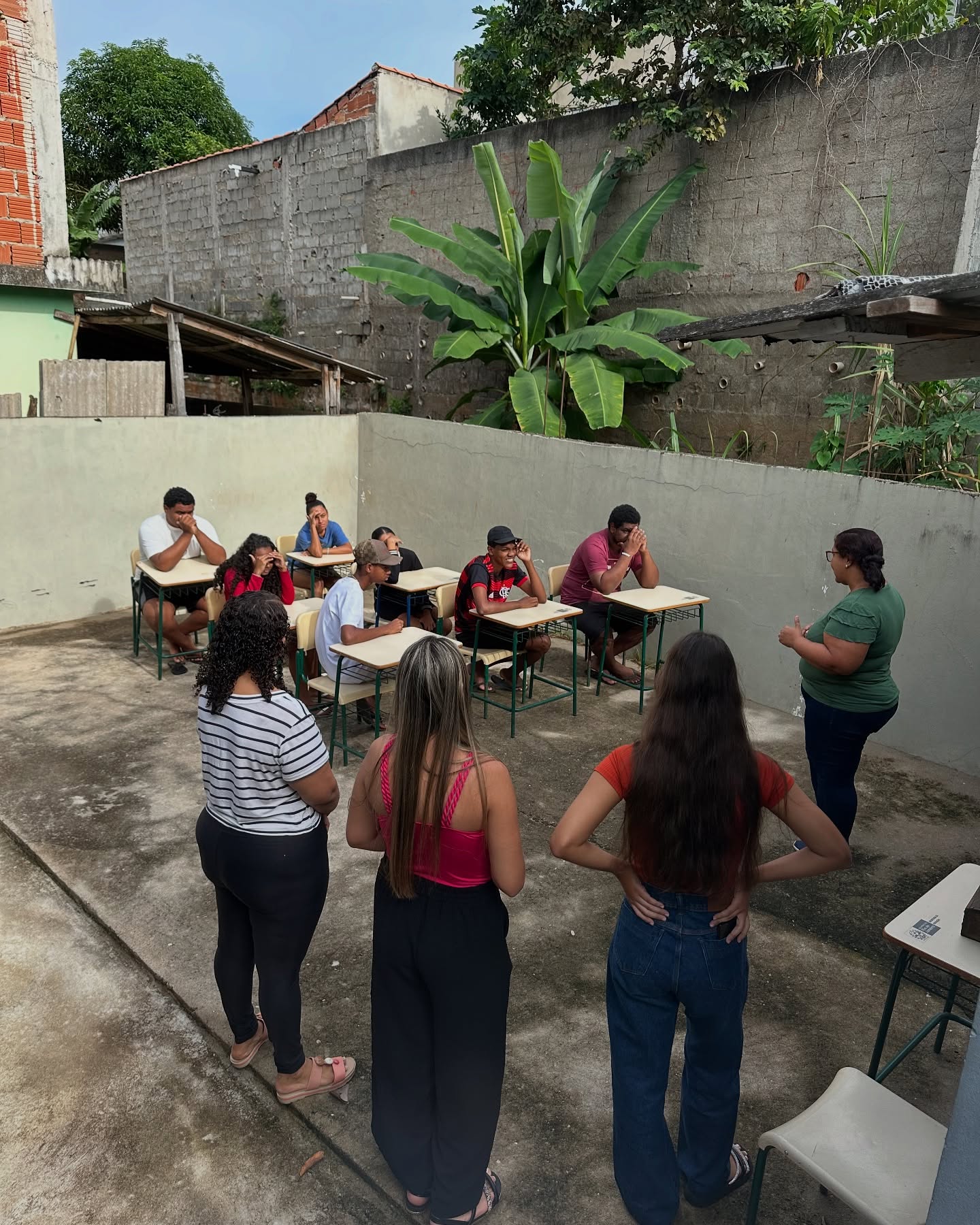 Jovens em atividade formativa ao ar livre