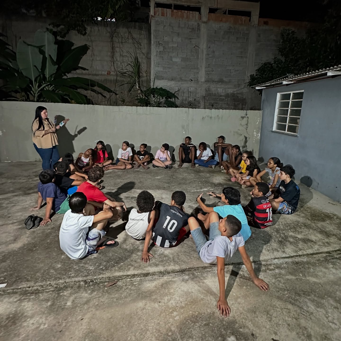 Roda de leitura e contação de histórias com crianças
